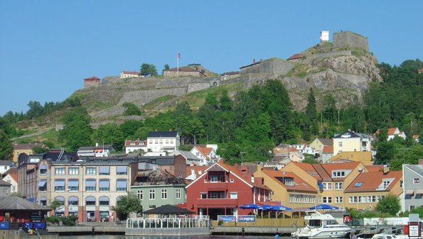 1200px-Fredriksten_fortress_Norway_seen_from_Halden_harbor.jpg