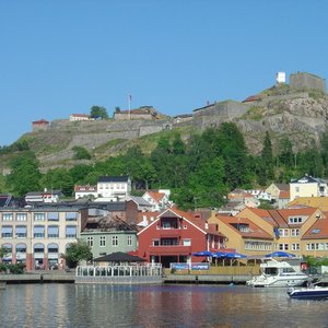 1200px-Fredriksten_fortress_Norway_seen_from_Halden_harbor.jpg